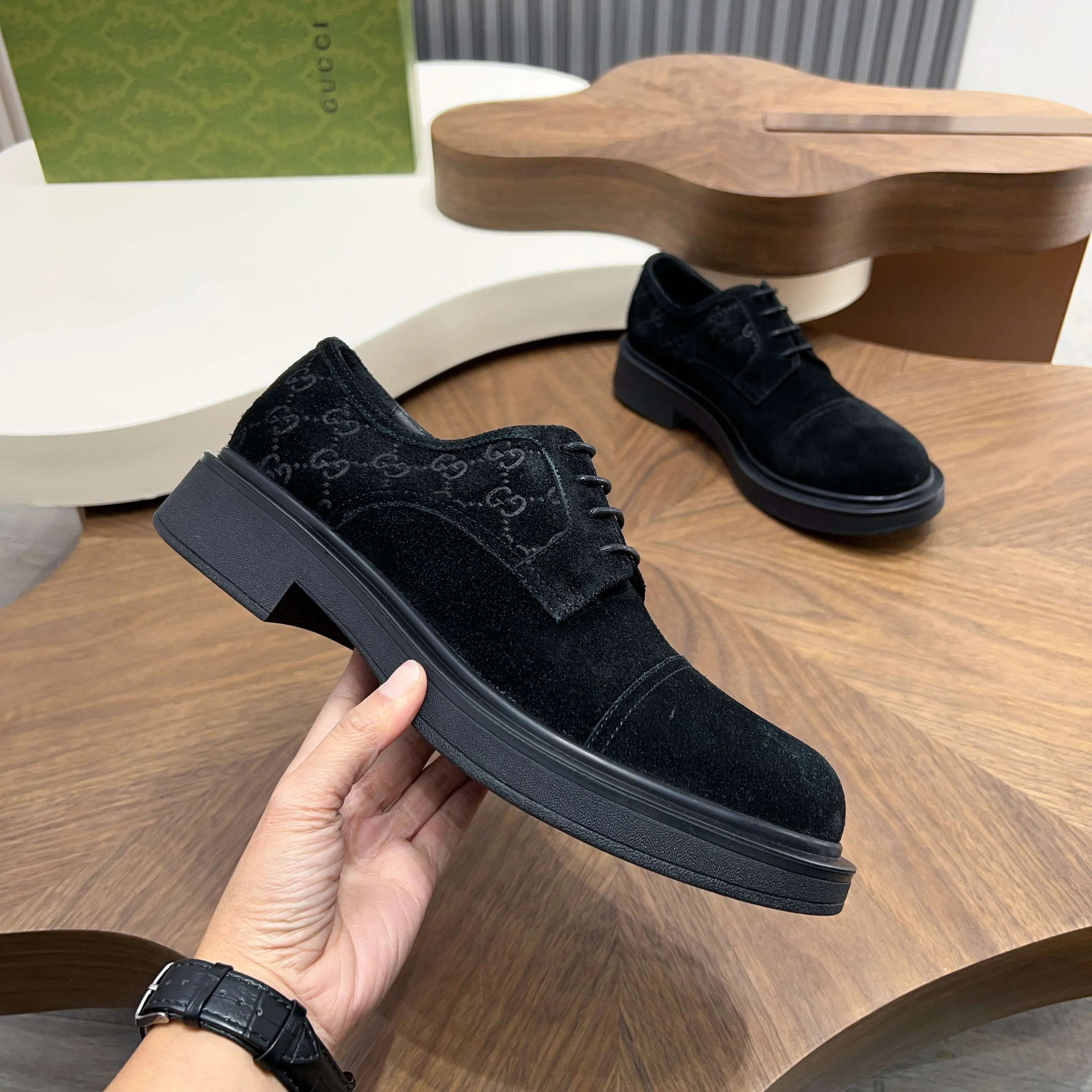 💰780 Gucci/Gucci new men’s lace-up shoes with GG details, matte cow leather derby shoes! The design of this men's lace-up shoe is rooted in the brand's heritage. Crafted from premium waxed cow leather, it is embellished with GG printed embossed suede leather details, a nod to Gucci's iconic monogram. The rubber sole decorated with GG pattern adds a touch of modern fashion to this design. Typical three-joint style design. European and American classic version, full calfskin lining. The overall upper texture is soft and the lining is comfortable and breathable. 2CM thickened soft rubber sole, easy to control. Versatile and stylish upper foot, multiple colors available to meet different matching needs, complete package! Size: 39-40-41-42-43-44 leather shoe size (38.45.46 can be customized)